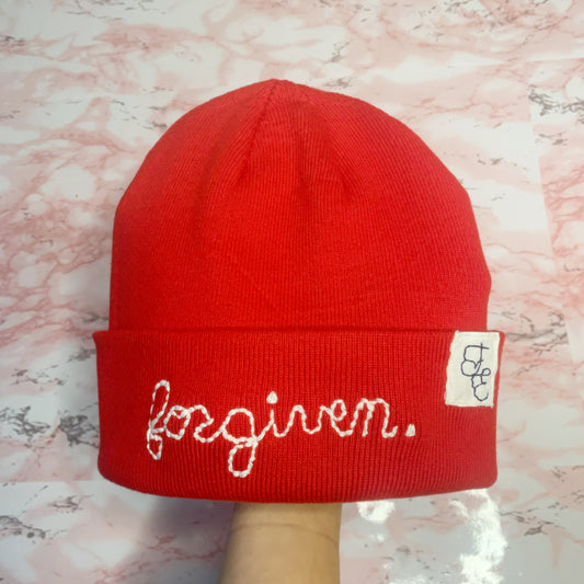 Gorro de lana con bordado Forgiven