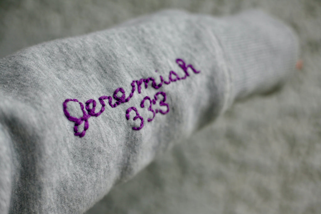 Girocollo ricamato a mano Geremia 33:3